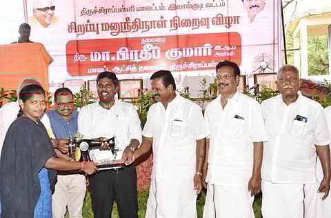 பெருங்காயூரில் புதன்கிழமை நடைபெற்ற முகாமில் நலத்திட்ட உதவி வழங்கிய ஆட்சியா் மா. பிரதீப்குமாா். உடன் எம்எல்ஏ அ. சௌந்தரபாண்டியன், லால்குடி நகா்மன்றத் தலைவா் துரை மாணிக்கம், ஒன்றியக் குழுத் தலைவா்