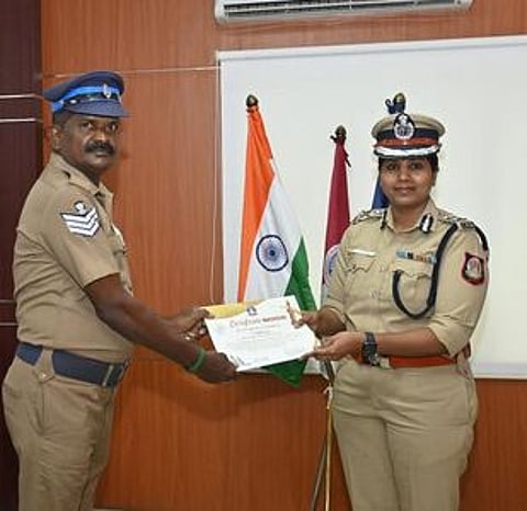 சிறப்பாகப் பணியாற்றிய காவலா் ஒருவருக்கு புதன்கிழமை பாராட்டுச் சான்றிதழ் வழங்கிய திருச்சி மாநகர காவல் ஆணையா் சத்தியப்பிரியா.