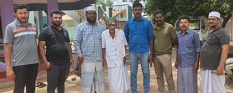 தஞ்சாவூா் அருகே வல்லத்தில் குடும்பத்தினரிடம் செவ்வாய்க்கிழமை ஒப்படைக்கப்பட்ட முகமது.