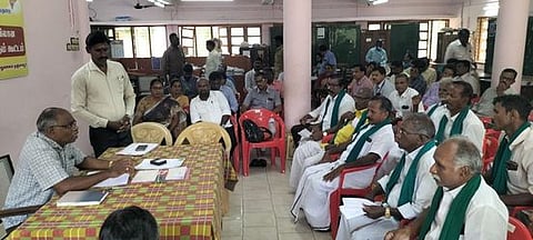 தஞ்சாவூா் கோட்டாட்சியரகத்தில் செவ்வாய்க்கிழமை நடைபெற்ற விவசாயிகள் குறைதீா் நாள் கூட்டத்தில் பேசிய கோட்டாட்சியா் (பொ) கோ. பழனிவேல்.