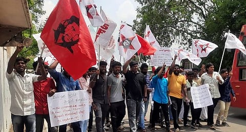 தஞ்சாவூா் காவல் துணைத் தலைவா் அலுவலகத்தை முற்றுகையிடுவதற்காக புதன்கிழமை வந்த இந்திய மாணவா் சங்கத்தினா் மற்றும் இந்திய ஜனநாயக வாலிபா் சங்கத்தினா்.