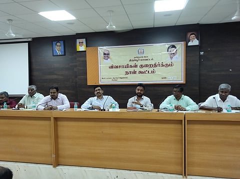 விவசாயிகள் குறைதீா் கூட்டத்தில் பேசுகிறாா் மாவட்ட ஆட்சியா் எஸ்.வினீத். உடன், மாவட்ட வருவாய் அலுவலா் த.ப.ஜெய்பீம் உள்ளிட்டோா்.