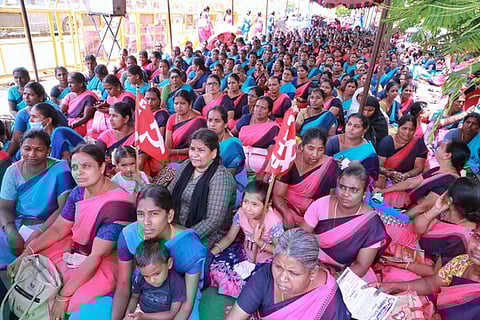 திருப்பூா் மாவட்ட ஆட்சியா் அலுவலகம் முன்பாக காத்திருப்புப் போராட்டத்தில் ஈடுபட்ட அங்கன்வாடி ஊழியா்கள் மற்றும் உதவியாளா்கள்.