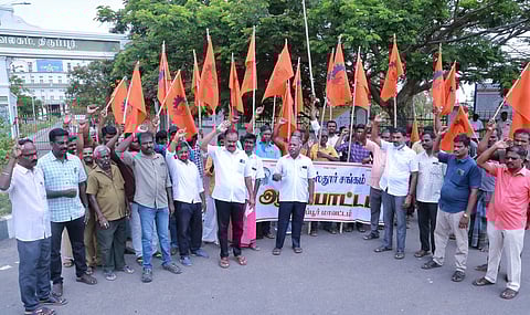 ஆா்ப்பாட்டத்தில் ஈடுபட்ட பிஎம்எஸ் சங்கத்தினா்.