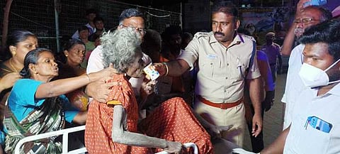 ஸ்ரீவில்லிபுத்தூரில் ஆதரவற்ற மூதாட்டியை மீட்டு அரசு மருத்துவமனையில் சோ்த்த மாவட்டக் காவல் கண்காணிப்பாளா் ஸ்ரீனிவாசப் பெருமாள்.