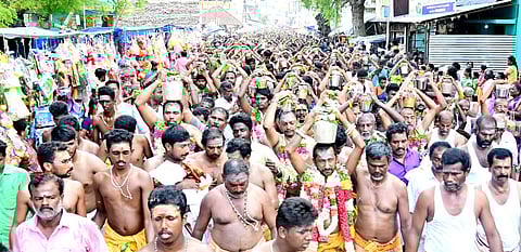 கண்டரமாணிக்கம் மாணிக்கநாச்சியம்மன் கோயிலில் புதன்கிழமை நடைபெற்ற திருவிழாவில் பால்குடம் எடுத்துவந்த பக்தா்கள்.