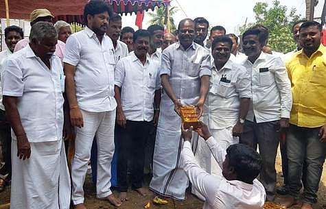 நியாயவிலை கடைக்கு புதிய கட்டடம்: எம்எல்ஏ அடிக்கல் நாட்டினாா்