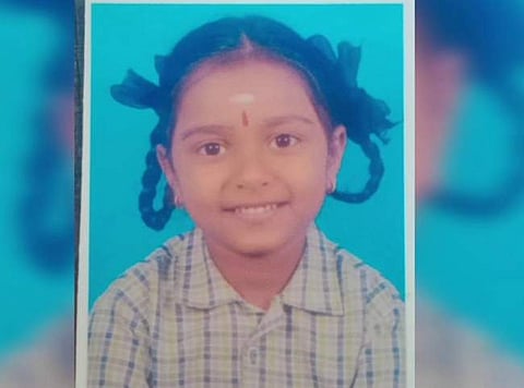 பாப்பாக்குடி அருகே காருக்குள் சிக்கி சிறுமி பலி: நடந்தது என்ன?