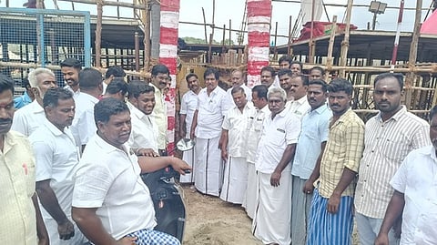 சத்திரபட்டியில் நடைபெற்று வரும் வாடிவாசல் அமைக்கும் பணியைத் தொடங்கிவைத்த அமைச்சா் பி. மூா்த்தி.