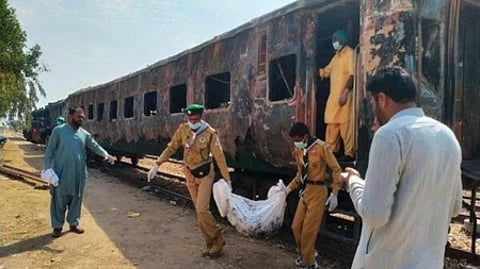 பாகிஸ்தான்ஓடும் ரயிலில் தீ: 7 பயணிகள் பலி