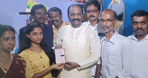 பிளஸ் 2 தோ்வில் 600-க்கு 600 மதிப்பெண் பெற்றதிண்டுக்கல் மாணவிக்கு தங்கப் பேனா பரிசு