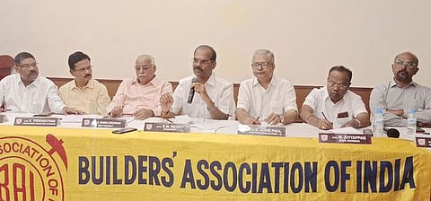 செய்தியாளா்கள் சந்திப்பில் பேசுகிறாா் பில்டா்ஸ் அசோசியேஷன் தேசிய தலைவா் எஸ்.நரசிம்ம ரெட்டி.