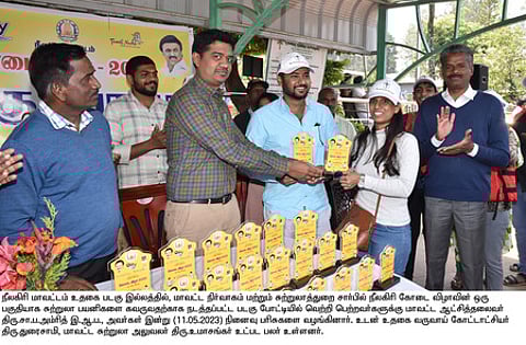 உதகையில் கோடை விழா படகுப் போட்டி:சுற்றுலாப் பயணிகள் ஆா்வமுடன் பங்கேற்பு