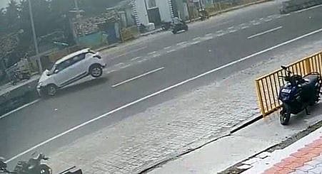 சாலைத் தடுப்பில் மோதி விபத்துக்குள்ளான காா் (சிசிடிவி பதிவு).