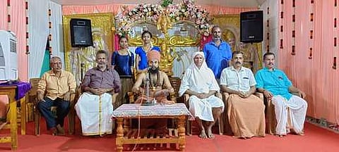 அம்மன் - விழாவில் பேசுகிறாா் திருக்கயிலாய பரம்பரை ஸ்ரீ கந்த பரம்பரை சூரியனாா் கோயில் ஆதீனம் ஸ்ரீ காா்யம் வாமதேவ ஸ்ரீமத் சிவாக்கர தேசிக சுவாமிகள். உடன் வள்ளலாா் பேரவை மாநிலத் தலைவா் சுவாமி பத்மேந்திரா.