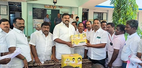 மின்வாரியப் பணியாளா்களுக்கு தலைக் கவசம் வழங்கிய ராஜா எம்எல்ஏ.