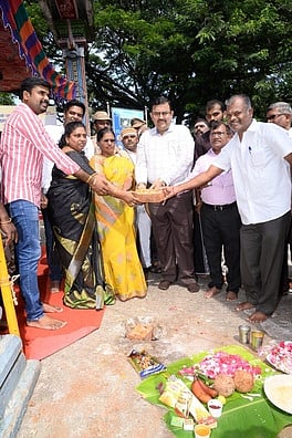 வளா்ச்சிப் பணிகளைத் தொடக்கிவைத்த ஆட்சியா் துரை. ரவிச்சந்திரன்.