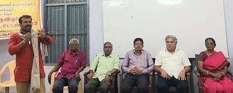 முகாமில் பயிற்சியளித்த நாடக இயக்குநா் சந்திரமோகன்.