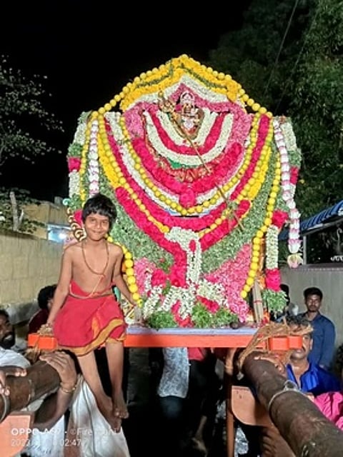 ஆறுமுகனேரி முத்துகிருஷ்ணாபுரத்தில் நடைபெற்ற அம்மன் சப்பர பவனி.