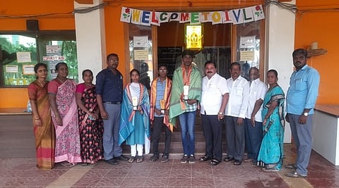 பிளஸ் 2 பொதுத் தோ்வில் சிறப்பிடம் பெற்ற மாணவ, மாணவியா்களை பாராட்டும் இருமத்தூா் ஐ.வி.எல் மெட்ரிக் மேல்நிலைப் பள்ளியின் தலைவா் டி.கோவிந்தராஜ்.