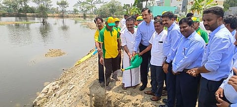 ஒசூரில் மரக்கன்றுகளை நடும் திட்டத்தை தொடங்கி வைக்கும் ஒசூா் மாநகர மேயா் எஸ்.ஏ.சத்யா.