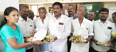 கோட்டாட்சியா் அலுவலக தலைமை எழுத்தா் பொன்னம்மாளிடம் மனு அளித்த தமாகாவினா்.