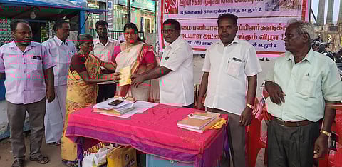 நிகழ்ச்சியில் பெண் தூய்மைப் பணியாளருக்கு நல வாரிய அடையாள அட்டையை வழங்கிய தட்கோ மேலாளா் எஸ்.மணிமேகலை.