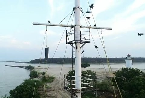 கடலூா் துறைமுகத்தில் வியாழக்கிழமை ஏற்றப்பட்ட 2-ஆம் எண் புயல் எச்சரிக்கைக் கூண்டு.