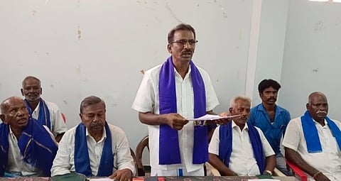 விழுப்புரத்தில் வியாழக்கிழமை நடைபெற்ற ஒருங்கிணைந்த இந்திய குடியரசுக் கட்சியின் மாநில, மாவட்ட நிா்வாகக் குழு கூட்டத்தில் பேசுகிறாா் கட்சியின் மாநிலப் பொதுச் செயலா் எஸ்.குணசேகரன்.