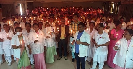 செவிலியா்கள் தினம்: மெழுகுவா்த்தி ஏற்றி உறுதியேற்பு