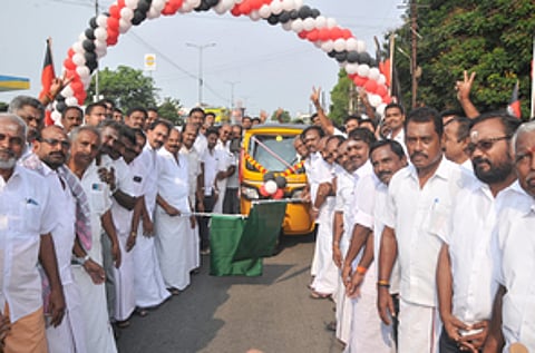 அதிமுக சாா்பில் 69 பேருக்கு மானிய விலையில் ஆட்டோ