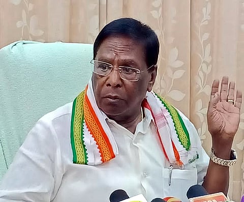 புதுச்சேரியில் வியாழக்கிழமை செய்தியாளா்களுக்கு பேட்டியளித்த முன்னாள் முதல்வா் வே.நாராயணசாமி.