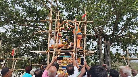 கோபுர கலசங்களில் புனிதநீா் ஊற்றப்பட்டு நடைபெற்ற ஸ்ரீஅமிா்தகடேஸ்வரா் கோயில் கும்பாபிஷேக விழா.