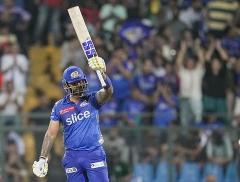 சூர்யகுமார் யாதவ் மிரட்டல் சதம்: குஜராத் அணிக்கு 219 ரன்கள் இலக்கு