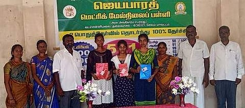 வடசென்னிமலை ஜெயபாரத் மெட்ரிக் பள்ளியில் அதிக மதிப்பெண்கள் பெற்ற மாணவிகளை பாராட்டும் பள்ளியின் தாளாளா் டி.ஜெயஆனந்த், முதல்வா் டி.செல்லமுத்து.