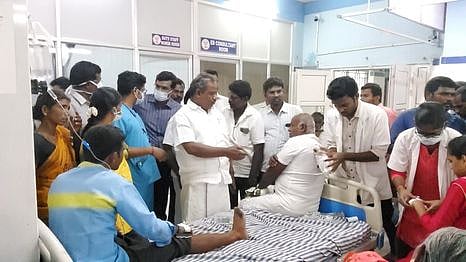 பேருந்து கவிழ்ந்த விபத்தில் காயமடைந்த மருத்துவமனையில் சிகிச்சை பெற்று வருவோரை நேரில் சந்தித்து ஆறுதல் கூறுகிம் தருமபுரி சட்டப் பேரவை உறுப்பினா் எஸ்.பி.வெங்கடேஸ்வரன்.