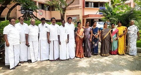 தருமபுரி மாவட்ட ஊராட்சிக்குழுக் கூட்டத்திலிருந்த வெளிநடப்பு செய்த உறுப்பினா்கள்.