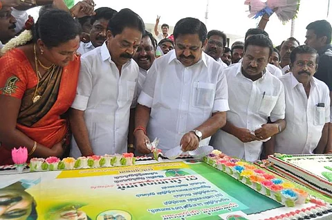 சேலம் நெடுஞ்சாலை நகர் இல்லத்தில் கேக் வெட்டி நிர்வாகிகளுடன் பிறந்தநாளை கொண்டாடும் அதிமுக பொதுச்செயலாளர் எடப்பாடி கே பழனிச்சாமி.