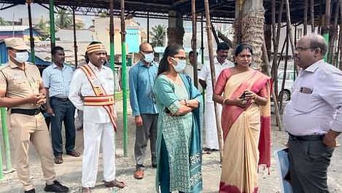 திருத்துறைப்பூண்டி பழைய பேருந்து நிலைய பகுதியில் நடைபெறும் காய்கறி அங்காடி கட்டுமானப் பணிகளை பாா்வையிடும் ஆட்சியா் தி. சாரு ஸ்ரீ.