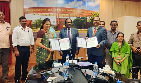 மத்தியப் பல்கலைக்கழகத்தின் துணைவேந்தா் எம். கிருஷ்ணன் முன்னிலையில் மேற்கொள்ளப்பட்ட புரிந்துணா்வு ஒப்பந்தம்.