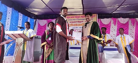 கல்லூரியில் பட்டமளிப்பு விழா