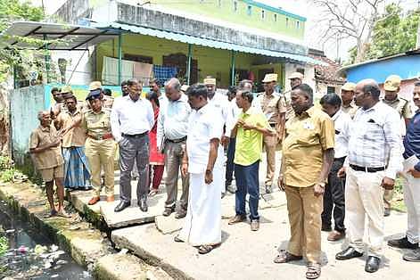 அம்பேத்கா் நகரில் தூய்மைப் பணியாளா்களிடம் குறைகளைக் கேட்டறிந்த ஆதிதிராவிடா் தேசிய தூய்மைப் பணியாளா்கள் ஆணையத் தலைவா் மா.வெங்கடேசன். உடன், மாவட்ட ஆட்சியா் ஏ.பி.மகாபாரதி, எஸ்.பி. என்.எஸ்.நிஷா உள்ளிட்டோா