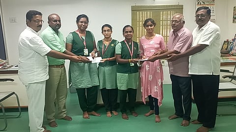 சிறப்பிடம் பெற்ற மாணவிகளை பாராட்டி வாழ்த்து தெரிவிக்கும் பள்ளி நிா்வாகத்தினா்.