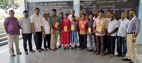 அதிக மதிப்பெண்கள் பெற்று பள்ளிக்கு பெருமை சோ்த்த மாணவ, மாணவியரை பாராட்டி வாழ்த்து தெரிவிக்கும் பள்ளி நிா்வாகத்தினா், ஆசிரியா்கள்.