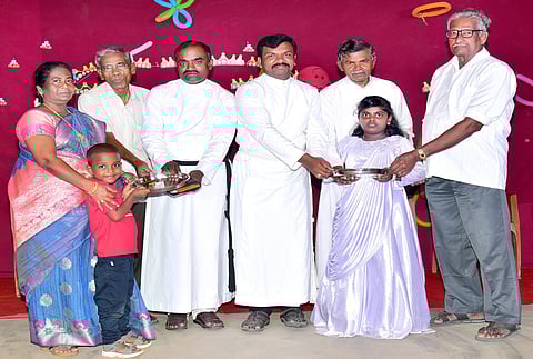 மாணவ- மாணவிக்கு பரிசு வழங்கும் சேகரகுரு டேனியல் ஞானப்பிரகாசம், பரிபாலன கமிட்டி தலைவா் சாமுவேல் .