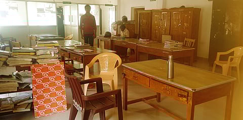 போராட்டம் காரணமாக வெறிச்சோடி காணப்பட்ட அலுவலகம்.