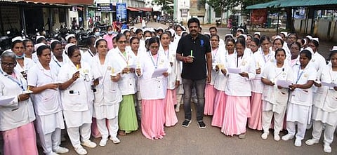 செவிலியா் நாள்: மெழுகுவா்த்தி ஏந்தி உறுதிமொழி ஏற்பு