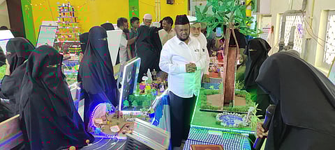 கண்காட்சியைத் திறந்துவைத்துப் பாா்வையிட்ட தமுமுக-மமக மாநிலத் தலைவா் ஜவாஹிருல்லாஹ் எம்எல்ஏ.