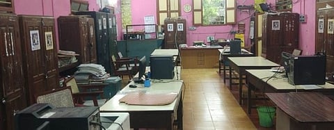 அலுவலா்களின்றி வெறிச்சோடி காணப்பட்ட மன்னாா்குடி ஊராட்சி ஒன்றிய அலுவலகம்.