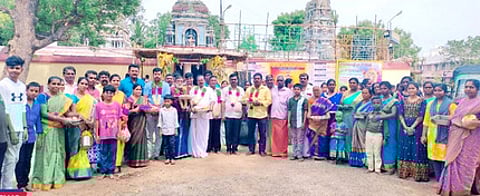 திருப்பத்தூரில் சனிக்கிழமை பூமாயி அம்மனுக்கு பால்குடம், பூத்தட்டு எடுத்துச் சென்ற கணேஷ்நகா் பொதுமக்கள்.